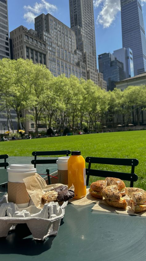 Bryant park in New York @roxsita Nyc Sightseeing, New York Sightseeing, New York 2023, Nyc Attractions, Nyc Baby, New York Summer, Ny Trip, Nyc Summer, Park In New York