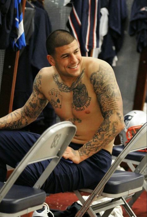 Aaron in the locker room Aron Hernandez, Aaron Hernandez, Latino Men, Animated Man, The Locker Room, Human Species, Locker Room, Shirtless Men