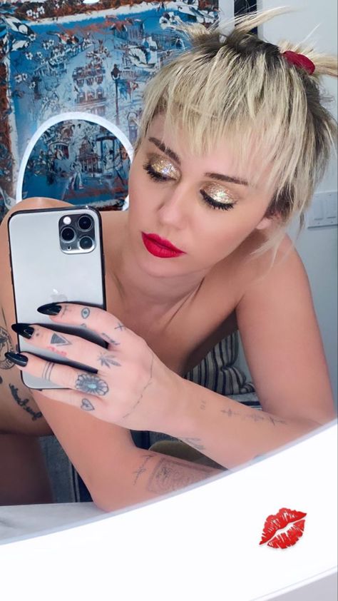 miley cyrus Miley Cyrus News, Miley Cyrus Photoshoot, Miley Cyrus Style, Austin Butler, Music Star, Hottest Celebrities, Miley Cyrus, Mirror Selfie, Social Media