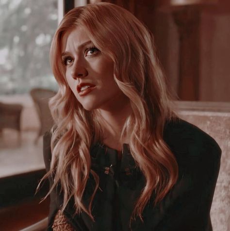 Mia Smoak on Instagram: “We're not born good or bad.. The choices we make define our destiny ❤️🏹💚 - #miasmoak #dc #arrow #miasmoakqueen #dcu #cwarrow #destiny…” Queen Icon, Timothy Drake, Best Characters, Kat Mcnamara, Clary And Jace, Clary Fray, Katherine Mcnamara, Clint Barton, Mia 3