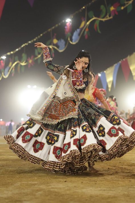 Gujarati Lehenga, Navratri Hairstyles, Navratri Ghagra, Navratri Poses, Garba Choli, Navratri Aesthetic, Choli Style, Latest Traditional Dresses, Dandiya Dress