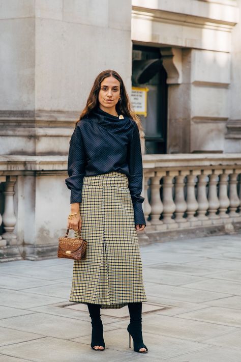 Say Hello to the Best Street Style at London Fashion Week 2020 Street Style, London Fashion Week Street Style, Influencers Fashion, Winter Outfits For Work, Spring Street Style, Midi Skirts, Cool Street Fashion, Fashion Week Street Style, Casual Street Style