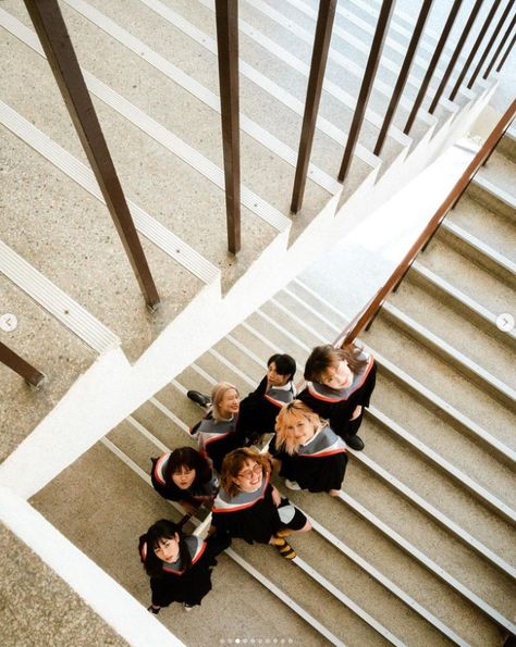 Graduation Pictures Architecture, Convo Shoot Idea, Graduation Concept Photo, Group Photoshoot Graduation, Graduation Pictures Photoshoot, Group Photos Graduation, Graduation Group Photo Ideas Friends, Graduation Photo Shoot Ideas College, Group Shoot Ideas