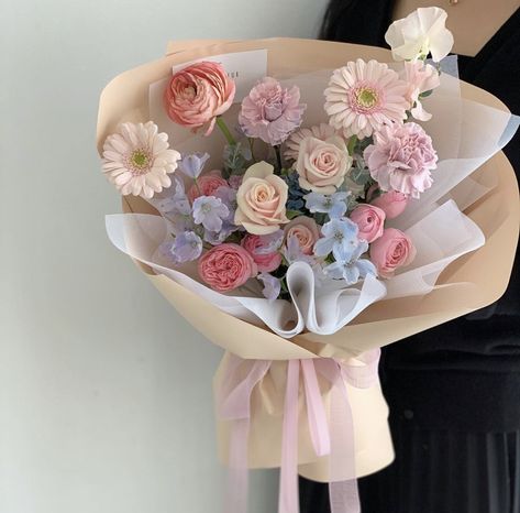 Flower Bouquet Aesthetic, Graduation Flower Bouquet, Artsy Wallpaper Iphone, Bouquet Aesthetic, Surprise Birthday Decorations, Graduation Flowers, Diy Bouquet Wrap, Luxury Flower Bouquets, Table Arrangements Wedding