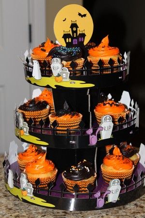 Halloween Cupcake Display, Cupcake Board, Cupcake Tier, Fun Cupcake Recipes, Cupcake Tiers Stand, Diy Cupcake, Halloween Tableware, Halloween Cupcake, Cupcake Wars