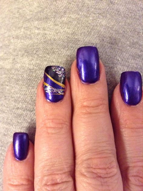 Great for football season. Go Ravens! Ravens Nails Baltimore, Ravens Nails, Baltimore Ravens Nails, Sports Nail Art, Nfl Nails, Go Ravens, Football Nail Designs, Football Nail Art, Purple Nail Art Designs