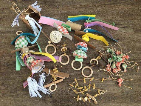 Toys With Paper, Homemade Bird Toys, Diy Parrot Toys, Toys For Parrots, Cockatiel Toys, Budgie Toys, Parakeet Toys, Diy Bird Toys, Bird Treats