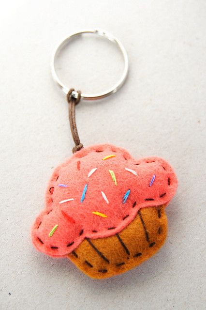 Felt Keyring, Felt Keychain, Baby Mobil, Hand Sewing Projects, Felt Crafts Patterns, Felt Crafts Diy, Felt Ideas, Felt Gifts, Felt Embroidery