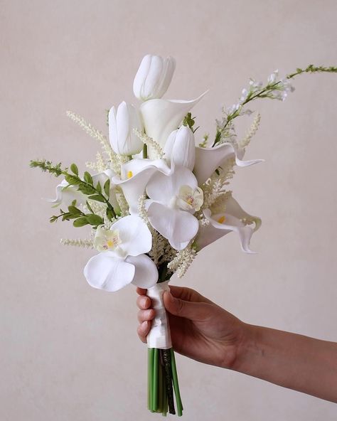 All White Wedding Bouquet Peonies, Spring Flowers Wedding Bouquet, May Bouquet Wedding, Bride Bouquet Ideas, Tulip Wedding Bouquet, Wedding Ideas White, White Peony Bouquet Wedding, Wedding Bouquet Spring, Romantic Wedding Bouquet