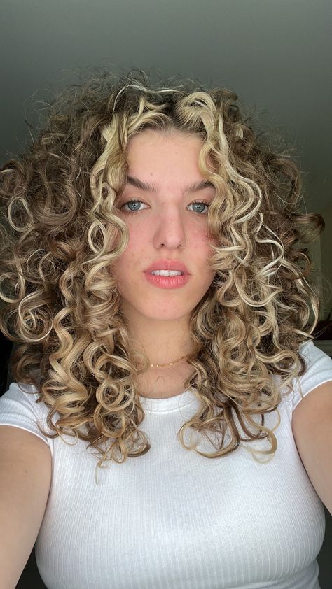 Curly Hairstyles Dyed, Hair Styles Highlights, Hairstyles Dyed Hair, Curly Hair For School, Hairstyles Dyed, Graduated Bob Haircuts, Highlights Curly, Hair For School, Graduated Bob