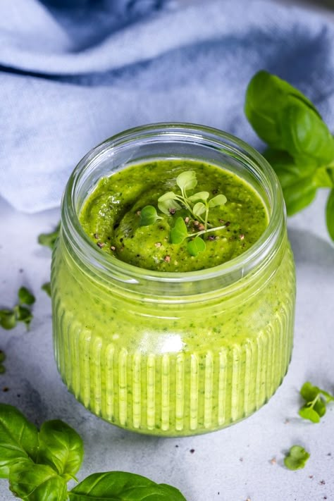 Super Healthy Broccoli Microgreen Pesto - Creative in My Kitchen Microgreen Pesto Recipe, Broccoli Microgreens Recipe, Microgreens Recipe Ideas, Micro Greens Recipe, Microgreens Business, Microgreen Salad, Microgreen Recipes, Italian Pesto, Raw Eating