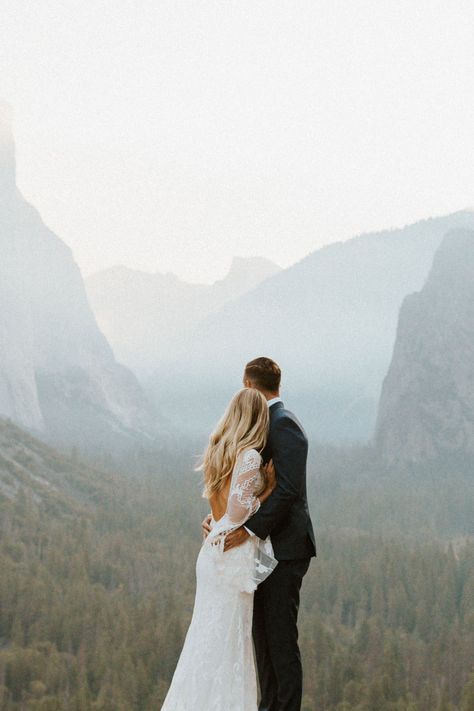 Breathtaking elopement at Tunnel View at Yosemite National Park. Photo: @annigraham Adventurous Wedding, Yosemite Elopement, Yosemite Wedding, National Park Wedding, Board Inspiration, Focus Photography, Wedding Photos Poses, Park Weddings, Elopement Inspiration