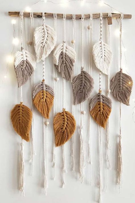 Macrame Leaves Wall Decorations #macrame #diydecorations ★ Here are some wall decor ideas to make your perfectly designed place complete! Minimalist patterns for living room, ideas to spruce up the entrance, modern takes at bedroom walls, unique rustic options, and lots of ideas for kitchen are here to inspire you! ★ #walldecor #homedecor #walldecorideas #diywalldecor #glaminati Dekorasi Bohemia, Pola Macrame, Hantverk Diy, Diy Wand, Creative Wall Decor, Creative Walls, Wall Hanging Diy, Creative Wall, Macrame Design