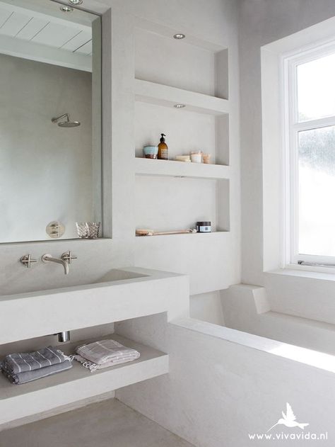 Built In Bathtub, Ideas Baños, Bad Inspiration, 아파트 인테리어, Shower Shelves, Bad Design, Natural Home Decor, Bathroom Renos, Kuta