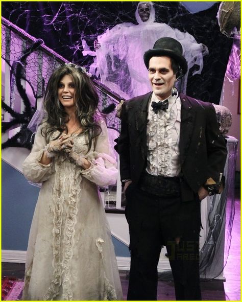 Cast Modern Family, Claire Dunphy, Phil Dunphy, Halloween Episodes, Classic Halloween Costumes, Julie Bowen, Tv Series To Watch, Family Halloween Costumes, Halloween Photos