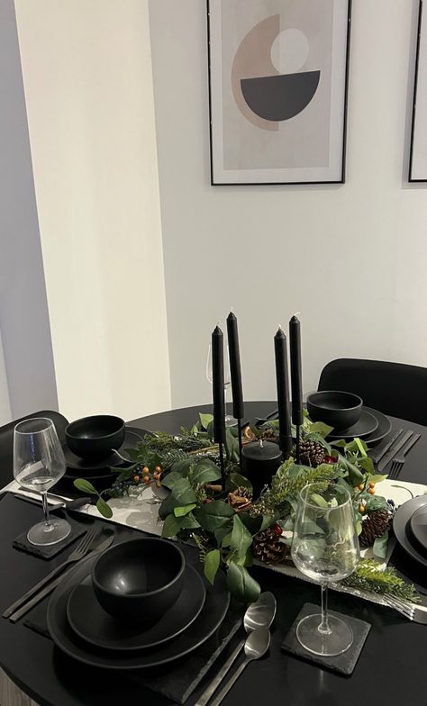 Dining Table Decor Black Plates, Black And Brown Table Setting, Black On Black Table Setting, Black Christmas Table Decor, Black Table Setting Ideas, Table Settings Black Plates, Lunch Table Design, Black Table Scape, Black Plates Table Setting