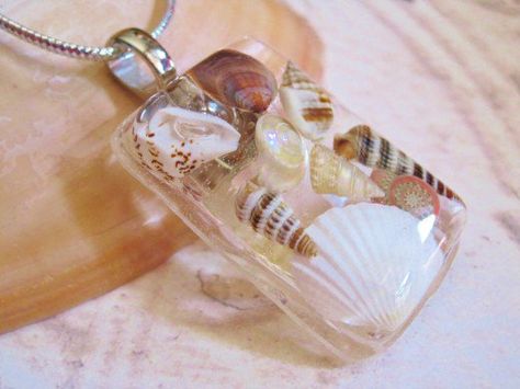 How To Make Resin, Seashell Projects, Art Coquillage, Seashell Jewelry, Jewelry Resin, Craft Jewelry, Necklace Craft, Seashell Crafts, Beach Crafts