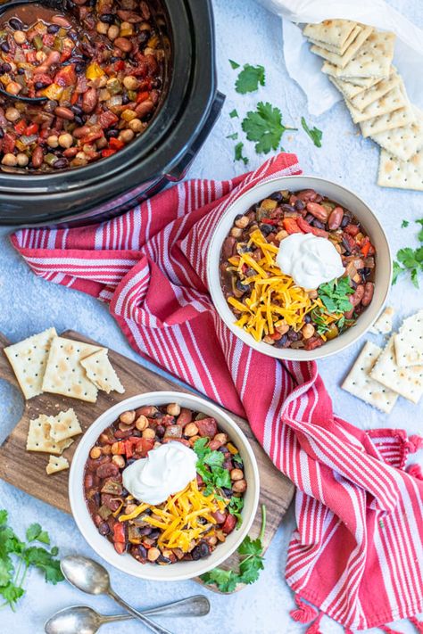 The heartiest meatless meal I know… Slow Cooker Vegetarian Chili Recipe. This chili is jammed packed with three different kinds of beans, a bunch of vegetables, a ton of flavor. The perfect comfort food that couldn’t be easier to make in the crockpot. This is a vegetarian chili that could stand its own against any chili with meat! Raw Beans, Vegetarian Chili Crock Pot, Slow Cooker Vegetarian Chili, Plant Based Diet Meals, Vegetarian Slow Cooker Recipes, Healthy Chili, Vegetarian Chili Recipe, Kinds Of Beans, Meatless Meal