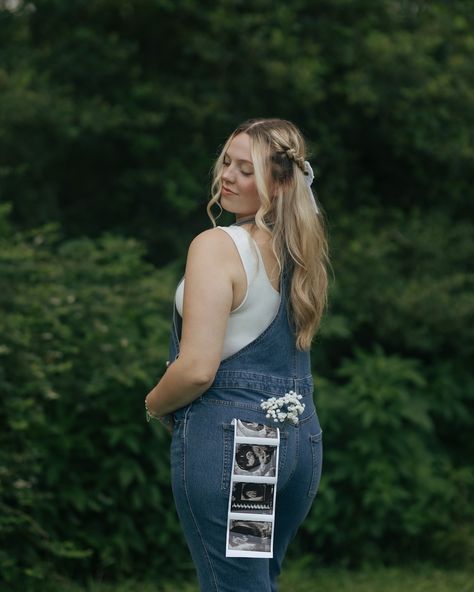 I had the honor of shooting her pregnancy announcement🤍👶🏼 Single Pregnancy Announcement, Pregnancy Announcement Single Mom, Single Maternity Pictures, Maternity Pictures Single Mom, Unique Pregnancy Announcement Photos, Single Mom Pregnancy Announcement, Pregnancy Announcement Outfit, Anniversary Pics, Pregnancy Announcement Pictures