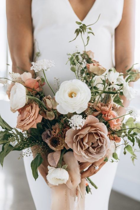 Elegant Flower Bouquet Wedding, Minimalist Wedding Bouquet Fall, Elegant Fall Wedding Bouquets, Neutral Spring Bridal Bouquet, Loose Organic Wedding Bouquet, Modern Fall Wedding Flowers, Simple Wedding Bouquets Fall, Wedding Flowers Toffee Roses, Taupe Blush Wedding