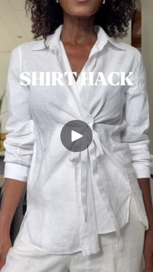 Hack Outfit, Diy Fashion Videos, Ways To Tie Scarves, Diy Fashion Scarf, Shirt Hacks, Diy Tops, Over 60 Fashion, 60 Fashion, Minimal Outfit