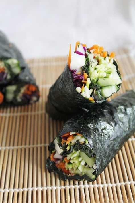 This Rawsome Vegan Life: raw nori wraps with red cabbage, cucumber, carrots, zucchini & spicy dipping sauce Spicy Dipping Sauce Recipes, Nori Wraps, Nori Wrap, Wild Rose Detox Recipes, Spicy Dipping Sauce, Vegan Wraps, Dipping Sauces Recipes, Healthy Snacks For Diabetics, Raw Vegan Recipes