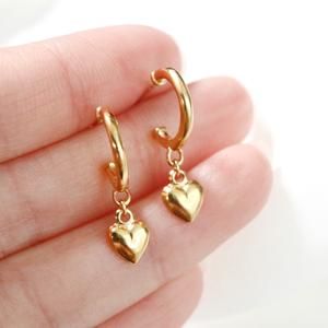 Charm Hoop Earrings, Pretty Gold Earrings, Gold Heart Dangle Earrings, Cute Silver Jewelry, Cute Gold Earrings, 2022 Earrings, Gold Earing, Hold Earrings, Cute Hoop Earrings