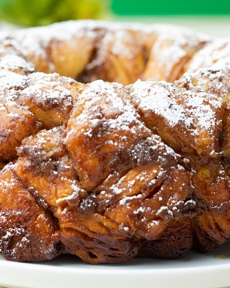 This French Toast Pull Apart Bread will take breakfast to the next level! Don’t worry, the #QuickerPickerUpper, has the messes covered! Breakfast Spread, Thanksgiving Breakfast, Pull Apart Bread, French Toast Easy, French Toast Bake, Delicious Breakfast Recipes, Monkey Bread, Breakfast Brunch Recipes, Pull Apart