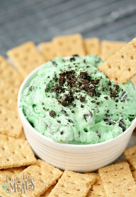 Mint Chocolate Chip Dip Recipe - Served with crackers - Family Fresh Meals Tuna Patties Easy, Snacky Foods, Mint Dessert, Chip Dip Recipes, Chocolate Chip Dip, Green Dip, Oreo Pudding, Tuna Patties, Cookie Dough Dip