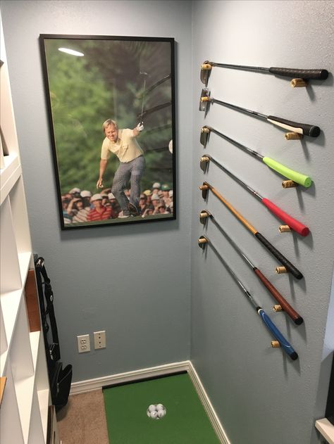 Wine corks as a display for putters. . How To Hang Golf Clubs On The Wall, Golf Club Display On Wall, Golf Decorating Ideas Interior Design, Golf Flag Display Ideas, Golf Mancave, Golf Flag Display, Golf Basement, Golf Club Display, Golf Bedroom