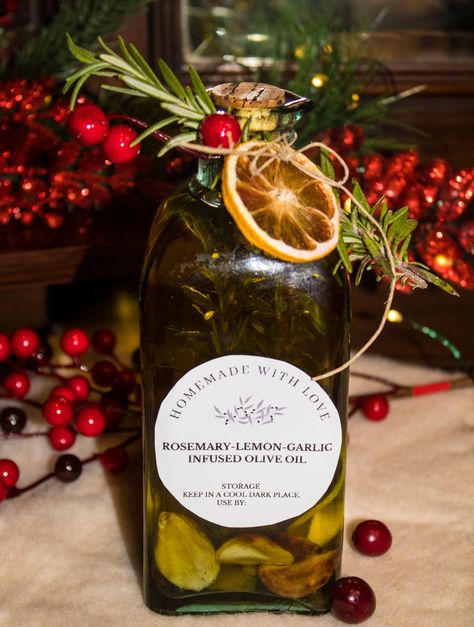 Infused Oil Gift, Diy Infused Olive Oil Recipes, Infused Olive Oil Diy Christmas Gifts, Infused Olive Oil Gifts, Homemade Infused Olive Oil, Garlic Gift Ideas, Olive Oil Gift Ideas, Infused Olive Oil Recipes, Herbal Gifts