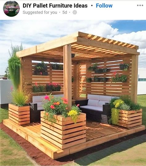 Pallet Gazebo Ideas, Small Garden Gazebo, Pergola Patio Ideas Diy, Wooden Garden Gazebo, Diy Gazebo, Hot Tub Patio, Reuse Ideas, Gazebo Ideas, Wooden Gazebo