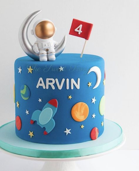 Rocket Theme Cake, Spaceship Cake Ideas, Simple Space Theme Cake, Planets Cake Birthday, Astraunaut Cake, 1st Birthday Space Cake, Birthday Cake For Boys 4th, Earth Cake Ideas, Space Theme Cake Kids