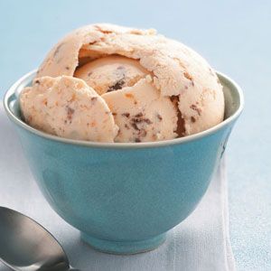 Butterfinger Desserts, Butterfinger Dessert, Butterfinger Ice Cream, Butter Finger Dessert, Ice Cream Background, Custard Ice Cream, Cheyenne Wyoming, Ice Cream Maker Recipes, Making Homemade Ice Cream