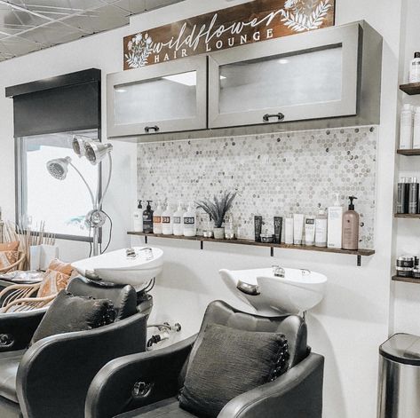 Salon Shampoo Area Ideas Small, Dining Room Decor Wall Art, Cottage Eclectic, Salon Design Ideas, Home Hair Salons, Hair Salon Design, Salon Shampoo, Hair Salon Interior, Salon Suites Decor