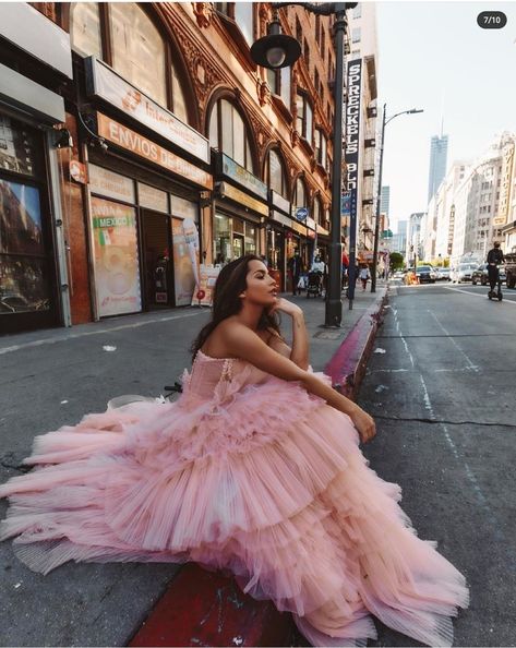 Dramatic Tulle Dress, Ball Gown Senior Pictures, Poofy Dress Poses, Poofy Dress Photoshoot, Ball Gown Photoshoot Poses, Tulle Gown Photoshoot, Ball Gown Photoshoot, Tulle Dress Photoshoot, Prom Shoot