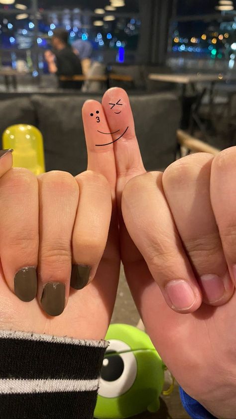 Cute Couple Finger Drawing, 2 Fingers Up Pose, Finger Drawing Couple, Finger Couple Photo, Couple Finger Pose, Pinky Finger Couple Trend, Draw Fingers, Cute Couple Stories, Finger Emoji