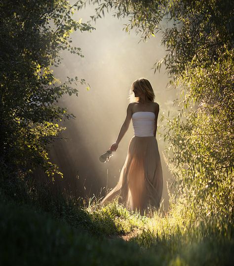 This would be a beautiful bridal photograph.  This photographic artist is so talented. 동화 삽화, Bridal Photographs, Nature Photoshoot, Shotting Photo, Photographic Artist, Foto Tips, Outdoor Portraits, Outdoor Photoshoot, Forest Photography