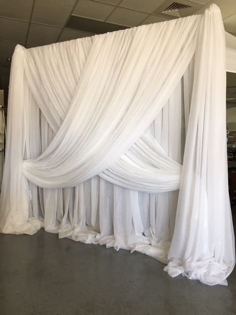 Alter Draping Wedding, Draped Fabric Backdrop Photoshoot, Backdrop Curtain Ideas Wedding, Wedding Drapes Backdrop, Drapery For Wedding Reception, Draping Techniques Wedding, Draping Backdrop Ideas, Drapes Photoshoot, White Drape Backdrop