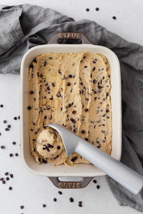 Recette cookie dough vegan aux pépites de chocolat Pate A Cookie Crue, Cookie Dough Vegan, Cookie Dough, Cookies Et Biscuits, Biscuits, Dough, Collage, Pins, Essen