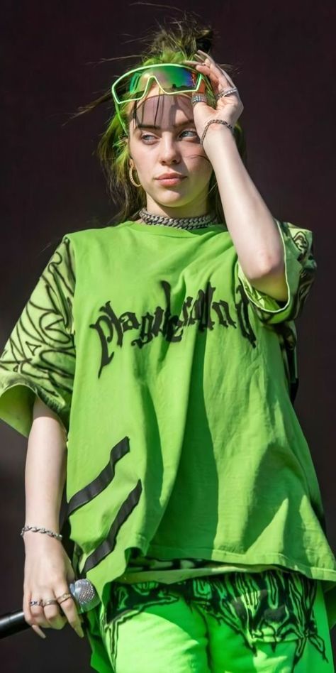 Billie Eilish Looking Beautiful in New HD wallpapers 1 Billie Eilish Outfits, Akali League Of Legends, Green Hair, الرسومات اللطيفة, Bad Guy, Favorite Person, Billie Eilish, Favorite Celebrities, Persona