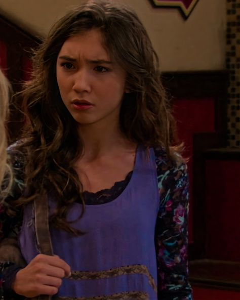 Riley Matthews Aesthetic, Riley Girl Meets World, World Drawing, Riley Matthews, 90s 2000s Fashion, World Icon, Rowan Blanchard, Pfp Ideas, Girl Meets World