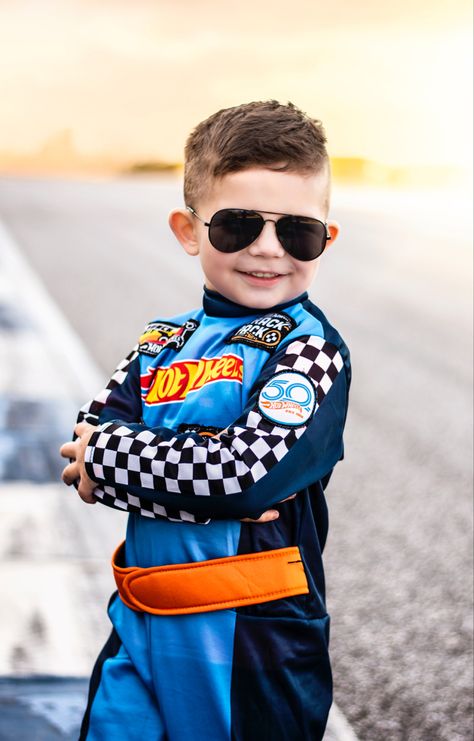 Race Car Photoshoot, Racing Photoshoot, Two Fast Two Furious, Hot Wheels Themed Birthday Party, Bolo Hot Wheels, Hotwheels Birthday Party, Festa Hot Wheels, Car Photoshoot, Hot Wheels Party