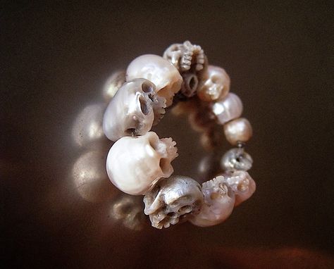 Unique Skull Jewelry Carved From Actual Pearls Is Badass Creepy -  #handcraft #jewelry #pearls #skull #unique Anatomical Jewelry, Pearl Skull, Carved Pearl, Crystal Horn, Horn Pendant Necklace, Gothic Steampunk, Skull Carving, Skull Jewelry, A Bracelet