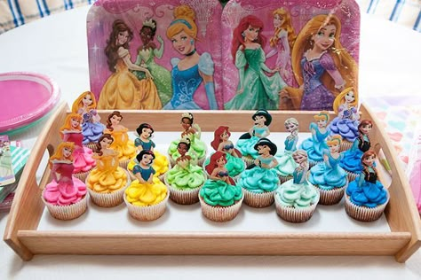 I have made these Disney princess cupcakes twice over the past few months. Once for the girls I babysit and once for my friend's daughter, who just turned four. Just about every little girl loves princesses - or at least goes through an intense, princess-obsessed phase. I know there's another side… Cupcakes Princesas, Disney Princess Birthday Cakes, Disney Princess Cupcakes, Disney Princess Theme, Disney Princess Cake, Disney Princess Birthday Party, Princess Theme Birthday, Princess Theme Birthday Party, Princess Cupcakes