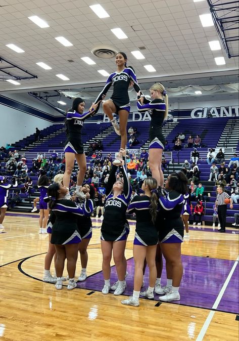 Cheerleading Picture Poses, Cheerleading Poses, Cheer Games, Cheer Hacks, Black Cheerleaders, Cheer Team Pictures, Sideline Cheer, Cheer Photography, Cheer Routines