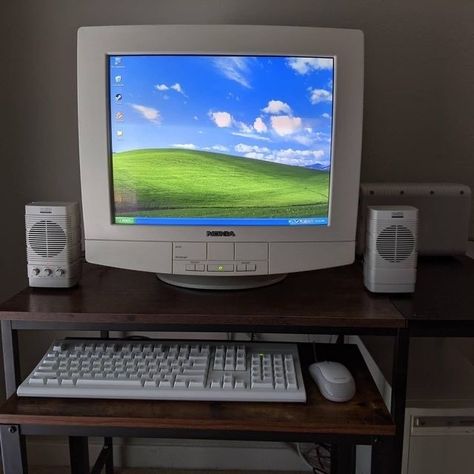 Nostalgia 2000s, Retro Games Room, 2010s Nostalgia, Desktop Windows, Tech Aesthetic, Retro Tech, Robot Technology, Desktop Setup, Windows Computer