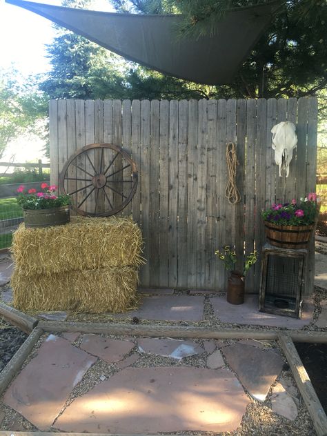 Country-style photo back drop Cowboy Photo Backdrop Western Theme, Diy Cowboy Backdrop, Western Photo Booth Backdrop, Western Party Backdrop Ideas, Western Photo Backdrop Ideas, Country Photo Backdrop, Western Backdrop Ideas, Western Photo Booth, Western Theme Party Decorating Ideas