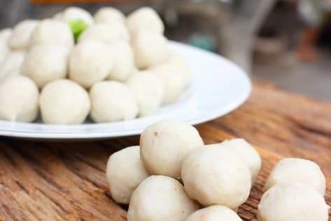 Homemade fish balls are a world apart from commercial fish balls (Pic: ShutterStock) Fish Balls Recipe, Fishball Recipe, Gar Fish, Fish Paste, Fish Balls, Fish Ball, Pin Search, Bouncy Balls, Fish Cake