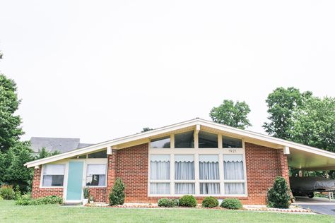 Tour an Envy-Inducing Architectural Gem in Virginia 1960s Ranch House Exterior, 1960s Ranch House, House Exterior Black, 70s House Exterior, 1960 House, Dream House Modern, 60s House, 1960s House, Ranch House Exterior